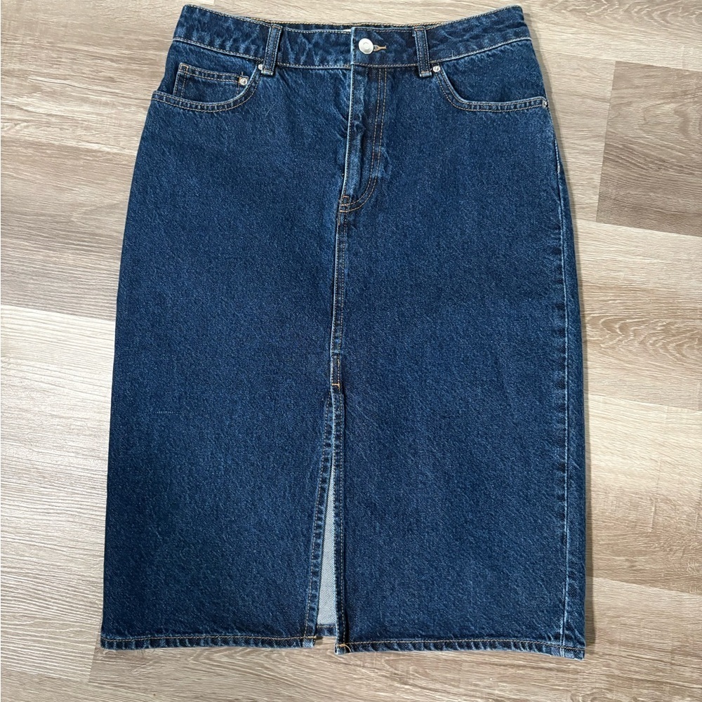 H&M Blue dark wash Denim Skirt. Size 6